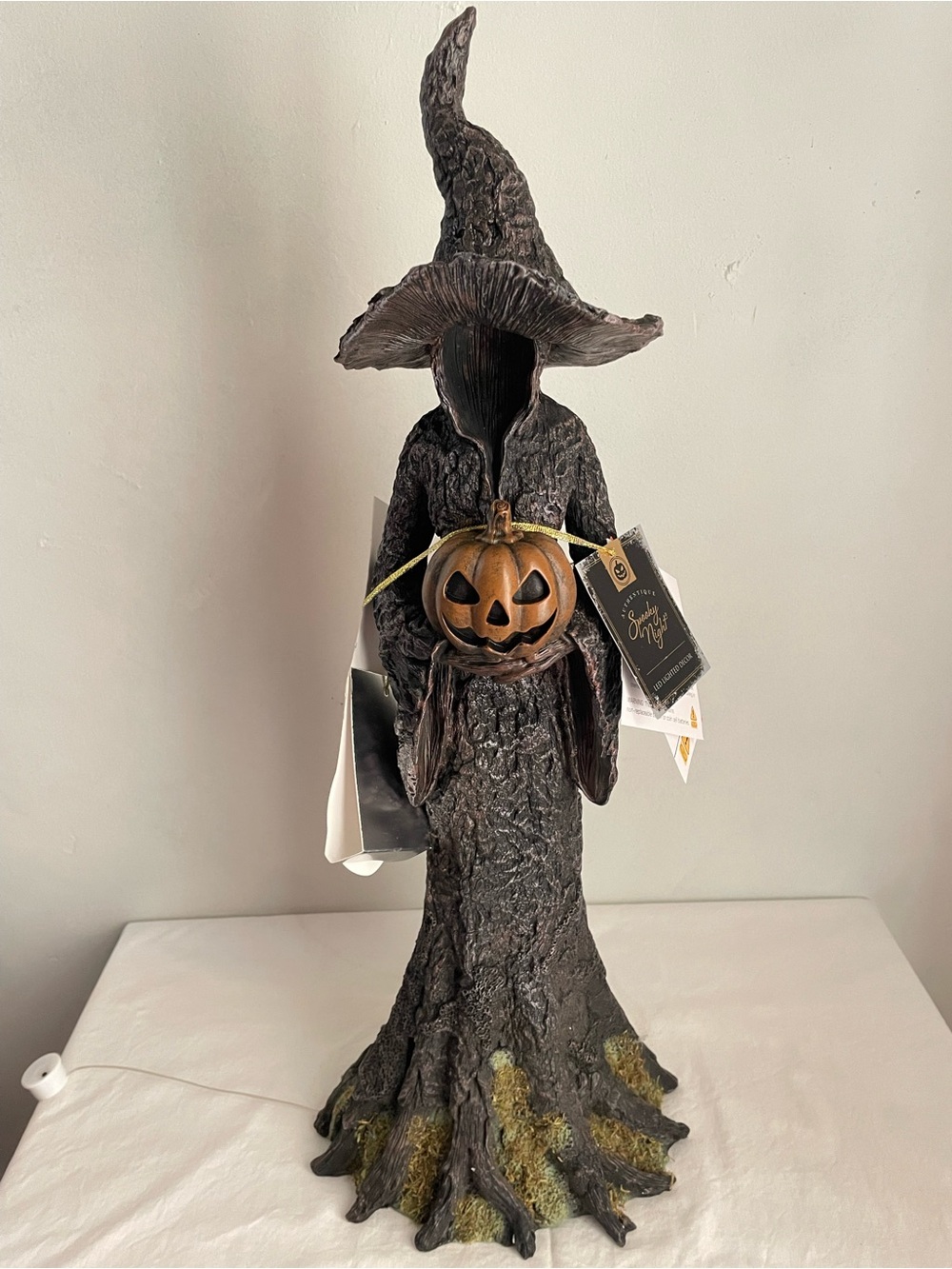 NWT Spooky Night Light-up Faceless Tree Witch Figure Holding Jack-o’-Lantern